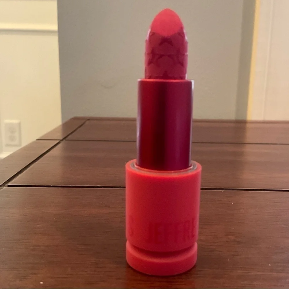 Jeffree Star Velvet Trap Lipstick in Entrapment